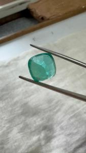 Émeraude naturelle zambienne de 4,25 carats, taille coussin, pierre précieuse non montée |   Pierre précieuse véritable de couleur verte, certifiée par un tiers, de qualité supérieure - Product Image 2