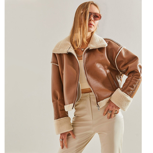 Chaqueta bomber de cuero PU marrón para mujer con cuello y puños de piel sintética, abrigo corto grueso a prueba de viento para invierno - Product Image 1