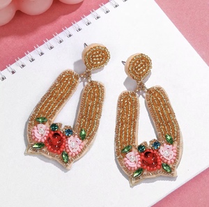 Pendientes de botón unisex hechos a mano con cuentas de vidrio en negro, rojo, verde y rosa, con letras, modernos y clásicos, para profesores y bodas - Product Image 2