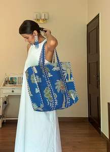Sac fourre-tout en coton matelassé indien fait main |   Sac fourre-tout écologique réutilisable en tissu. Sac bleu Palm (avec fermeture éclair), 100% coton - Product Image 3