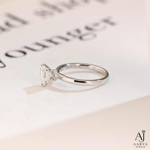 Bague Solitaire Tendance en Moissanite Certifiée IGI Coupe Triangle pour Femme, Plaqué Or 18K, Bijou Cadeau pour Fiançailles et Mariage - Product Image 5