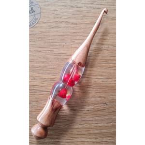 Crochet en bois et résine de luxe, aiguille à tricoter artisanale unique, outil de tissage décoratif, cadeau personnalisé pour les amateurs de crochet - Product Image 3