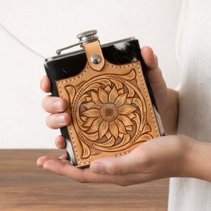 ปลอกใส่ขวดเหล้าสแตนเลสหุ้มหนังแกะสลักลายดอกไม้สไตล์วินเทจ พกพาสะดวก ของขวัญสำหรับผู้ชาย - Product Image 2