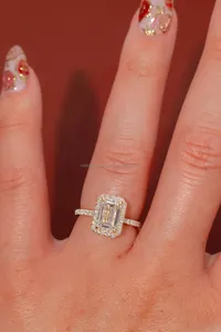 Elegante Anillo de Diamantes con Corte Esmeralda en Oro Amarillo |   Anillo de Compromiso con Piedra Lateral y Diamantes Brillantes, Joyería Fina de Lujo - Product Image 4