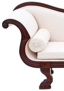 Sofá Sofisticado de Silueta Curva que Combina Detalles en Madera Oscura Intensa y Tapicería en Arena Clara sin Juntas - Product Image 3