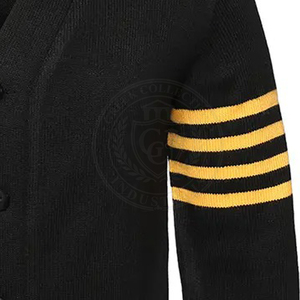 Cardigan noir pour homme avec logo personnalisé, rayures jaunes sur les manches, en acrylique tricoté, col en V, pull pour homme et femme, style universitaire - Product Image 5