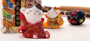 Statue en céramique Maneki Neko Chat porte-bonheur Kimono de Yamata Seihou Co. Ltd, design traditionnel artisanal pour la décoration intérieure et les entreprises - Product Image 4