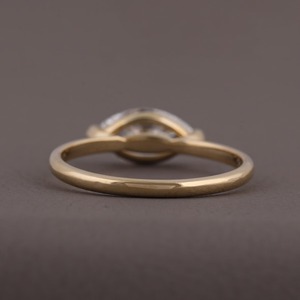 Anillo de compromiso solitario con diamante de laboratorio de 1 quilate, corte marquesa, media montura, diseño elegante, minimalista y moderno de joyería fina. - Product Image 4