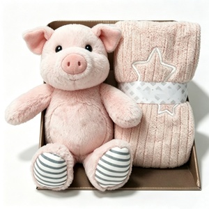 Coffret cadeau personnalisé sur le thème rose pour baby shower, comprenant un cochon en peluche rose et une couverture tricotée, jouet en peluche cochon nouveau-né et panier de couverture tricotée étoile. - Product Image 5