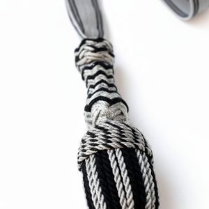 Nœuds d'épée personnalisés faits à la main avec logo, en ruban tressé confortable et franges en bouillon pour uniformes de défense personnelle - Product Image 3