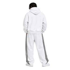ชุดฮู้ดดี้ผู้ชายลายทางด้านข้างพร้อมกางเกงจ็อกเกอร์ ผู้ผลิตเสื้อผ้าสตรีทแวร์ OEM ขายส่ง ผ้าฟลีซพรีเมียม GSM สูง - Product Image 2