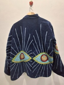 Veste d'hiver bohème brodée en velours vintage fait main, style Suzani, motif œil porte-bonheur, doublure en coton écologique, coupe classique, idéale pour les festivals - Product Image 2