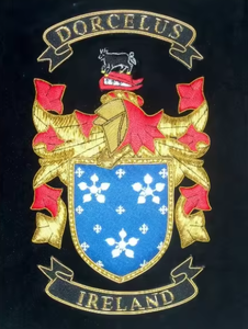 Insignia de Escudo Familiar Bordada a Mano de Lujo Personalizada con Efecto 3D en Relieve, Resistente al Agua, con Hilo Metálico - Product Image 6