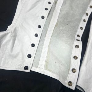 Estos son un par de polainas blancas y negras con cierres de botones plateados. Polainas de lona blancas hasta la rodilla. - Product Image 2