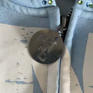 Sweat à capuche zippé pour homme en coton brossé French Terry, avec impression sérigraphique personnalisée, broderie graphique très lourde et strass - Product Image 4