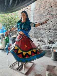 Estatua de Bailarina Rajasthani Hecha a Mano en Fibra de Vidrio, Decoración Tradicional - Product Image 2