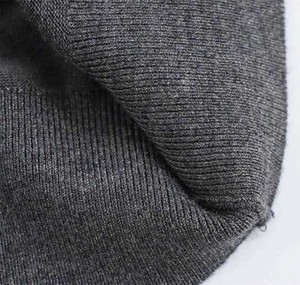 Cardigan en maille respirant haut de gamme à col en V et boutons perlés pour homme, motif losanges, pour un style urbain européen sophistiqué - Product Image 3