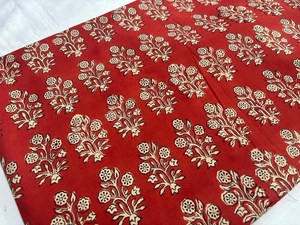 ผ้าฝ้ายพิมพ์ลายดอกไม้สีแดงแบบบล็อกพิมพ์ด้วยมือ ผ้าฝ้ายพิมพ์ลายแบบอินเดียทำมือจากเมืองชัยปุระ ลายเล็กแบบดั้งเดิม - Product Image 2
