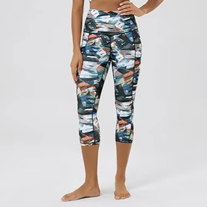 Leggings Capri de yoga taille haute pour femmes avec poches, contrôle du ventre, non transparents, pour l'entraînement et la course à pied - Product Image 1