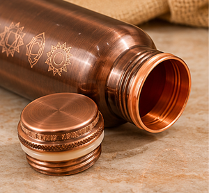 Bouteille d'eau en cuivre gravée à la main de qualité supérieure 900 ml, design inspiré des chakras, bouchon à vis anti-fuite, coffret cadeau de luxe moderne - Product Image 4