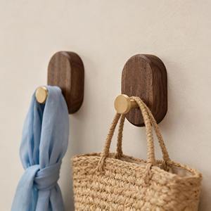 Porte-serviettes mural en bois et métal, design minimaliste, organisateur fonctionnel, parfait pour la cuisine, le couloir et les pièces de rangement, fabriqué en Inde. - Product Image 4