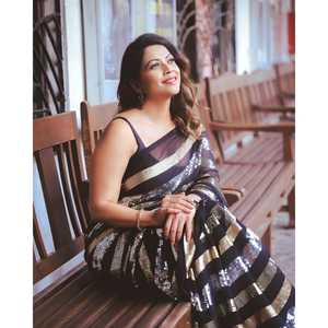 Sari de diseñador para mujer con elegante Conjunto de Trabajo de bordado de triple secuencia - Product Image 3