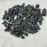 Saphir bleu naturel brut non taillé, pierre précieuse brute en gros de Madagascar pour la fabrication de perles, cabochons et bijoux de qualité.