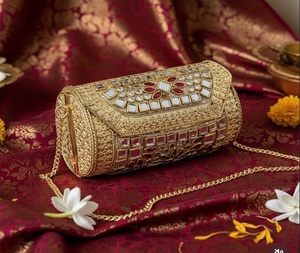 Mini Bolso de Mano Kundan de Latón, Chapado en Oro, con Estampado Digital Tradicional, para Uso Nocturno, con Cierre de Hebilla y Diamantes - Product Image 6