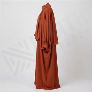 Ensemble de tenue musulmane décontractée d'été deux pièces, style modeste, avec dentelle, perles, manches papillon, abaya et hijab rectangulaire - Product Image 3