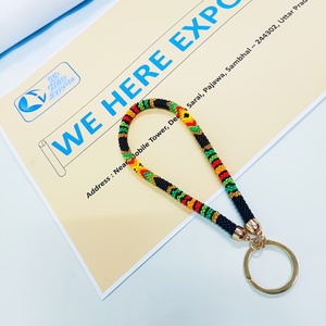 WE HERE EXPORTS Porte-clés de poignet tendance pour femme, fait main, avec perles de rocaille, pierres imitation perle et éléments à insérer pour ongles, cadeau - Product Image 1