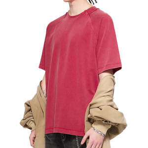T-shirt rouge à manches raglan pour homme, col rond, coupe classique, tricoté, couleur unie, design simple - Product Image 3
