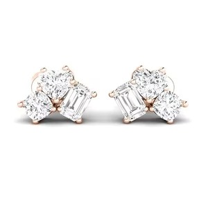 Boucles d'oreilles clous en diamant de laboratoire étincelant Trilogy 3,40 carats Or massif 14K E-VS2 Sertissage à griffes Rond Brillant Produit authentique - Product Image 2