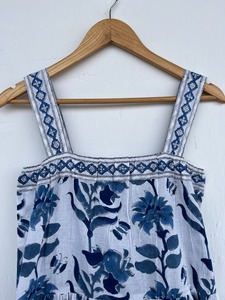 Vestido de Verano Azul Floral de Algodón para Mujer, Sin Mangas, con Tirantes y Volantes, Venta al Por Mayor - Product Image 2