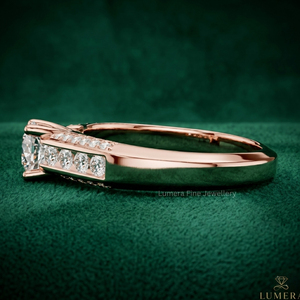 Bague de fiançailles en diamant cultivé en laboratoire certifié IGI, or rose 14 carats, coupe ronde, solitaire avec diamants sertis en canal sur les côtés - Product Image 2