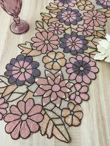 Camino de Mesa Bordado a Mano, Diseño de Lujo Personalizado, Color Rosa y Morado, con Cuentas, Ligero, Duradero y Ecológico - Product Image 5