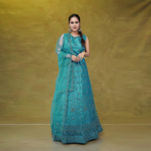 ชุดเลเฮนกาโชลีสำหรับเด็ก ดีไซน์เนอร์ ตกแต่งด้วยงานปักด้ายอย่างประณีต กระโปรงทรงบานสวยสง่า เหมาะสำหรับงานเฉลิมฉลอง งานรับปริญญา งานแต่งงานริมชายหาด - Product Image 1