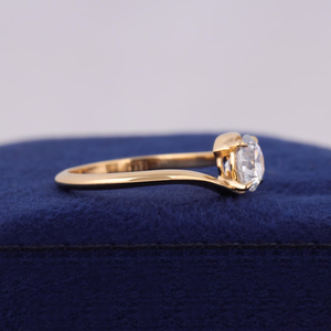 Anillo de Compromiso de Oro Amarillo con Diamantes Redondos para Mujer, Engaste de Garras, Estilo Clásico - Product Image 3