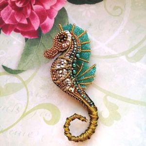 Broche Artesanal Bordado con Cuentas, Hecho a Mano, Decorativo y para Vestidos - Product Image 1