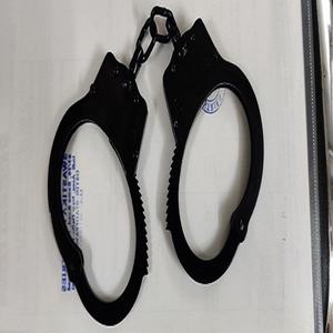 กุญแจมือโลหะยี่ห้อฟีนิกซ์ แบรนด์ ซีเคียวริตี้ ดีเพอร์ทเมนท์ พร้อมโซ่กลางเหล็กกล้าคาร์บอน ไม่มีสายรัด สีดำ - Product Image 1