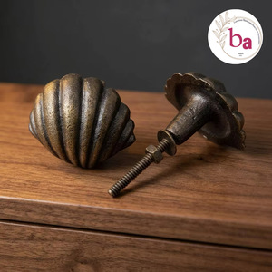 Poignée de meuble en forme de coquille en bronze, moderne et écologique, pour tiroir, armoire, décoration de maison, bureau, salle de bain, chambre, durable - Product Image 1