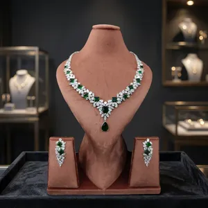 Ensemble collier ras-de-cou et boucles d'oreilles pendantes élégants en laiton avec zircon, strass et cristal, bijoux de mariage plaqué rhodium, vente en gros - Product Image 3