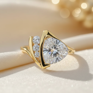 แหวนค็อกเทลเพชรซิคอนทรงทริลเลียนคัทหรูหรา ขอบครึ่งวง ตัวเรือนเงินแท้ 925 ของขวัญสำหรับคนรักในโอกาสหมั้น แต่งงาน หรือวันครบรอบ - Product Image 4