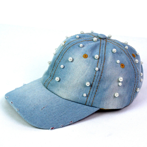Casquette de baseball en denim sergé bleu clair délavé avec clous perlés et fleurs brodées, tissu courant, unisexe - Product Image 1