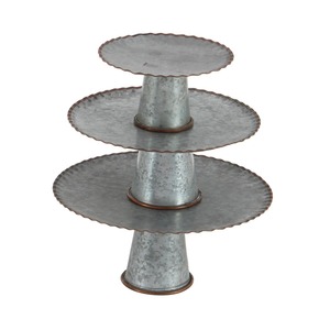 Support à gâteau à trois niveaux en métal avec bords festonnés et finition rustique pour une présentation élégante - Product Image 4