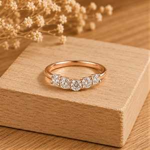 Bague de mariage incurvée en or massif 14 carats rose, jaune et blanc avec diamants de laboratoire, coupe brillant rond, et bague éternité chevron - Product Image 6