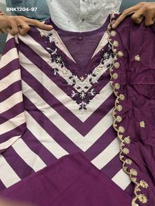 Tenue de soirée, nouvelle collection, Kurti-Pant & Dupatta en Chanderi avec broderies à la main, fabricant de Surat, exportateur de mode féminine. - Product Image 2