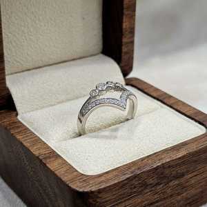 Bague pavée incurvée en moissanite taille ronde en forme de V, bande chevron, religieuse, en argent 925, cadeau de fiançailles, bijoux de fête - Product Image 2