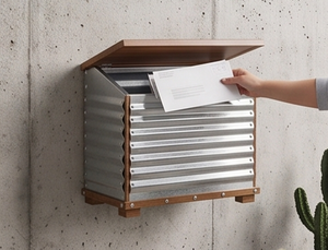 Boîte aux lettres en acier galvanisé avec dessus et base en bois, design autoportant durable, idéale pour le stockage de colis et de courrier au bureau. - Product Image 4