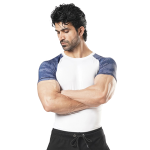 T-shirt de compression personnalisé pour homme, blanc et bleu, à manches courtes raglan, col ras du cou, ajusté, pour l'entraînement, protection anti-UV, vêtement de sport athlétique, sous-vêtement technique - Product Image 3