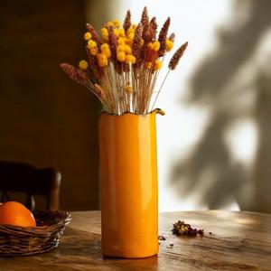 Vase en céramique orange soleil audacieux avec un profil élancé, une finition brillante et un design saisissant pour la décoration intérieure contemporaine - Product Image 1